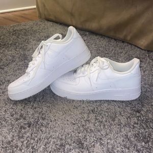 Slightly used in good condition Air Force one’s ( don’t have original box)